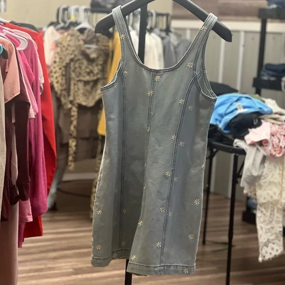 STORIA Denim ROMPER with Floral DAISY Embroidery - Picture 2 of 3